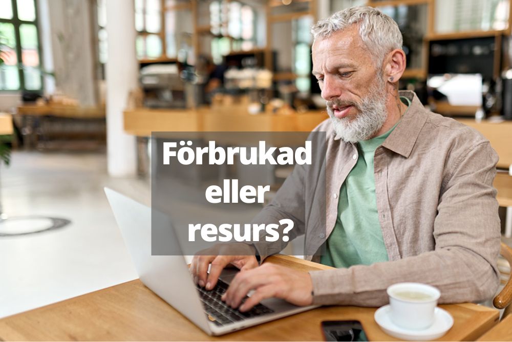 Äldre man vid datorn - Ses äldre på arbetsplatsen som förbrukade eller som en resurs? Ålderism i arbetslivet - Hur är synen på senior arbetskraft i Sverige